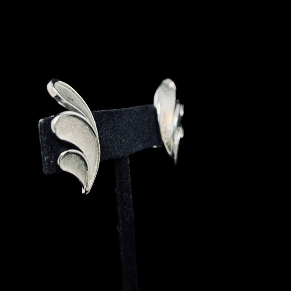 Vintage Crown Trifari Silver Tone Leaf Clip On Earrings (4972) - Picture 2 of 4